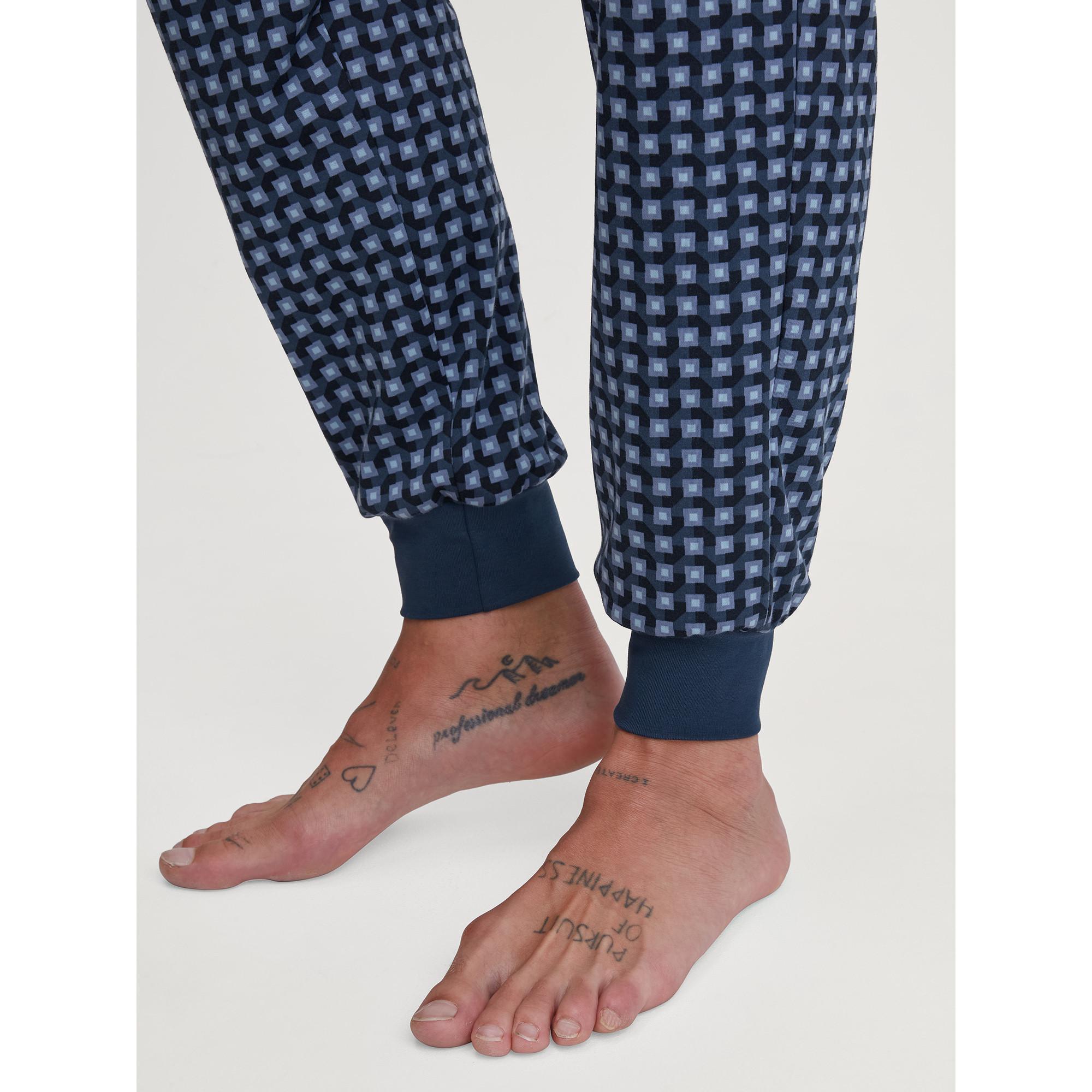 CALIDA Pyjama Set mit V-Ausschnitt Oberteil und gemusterter Hose  