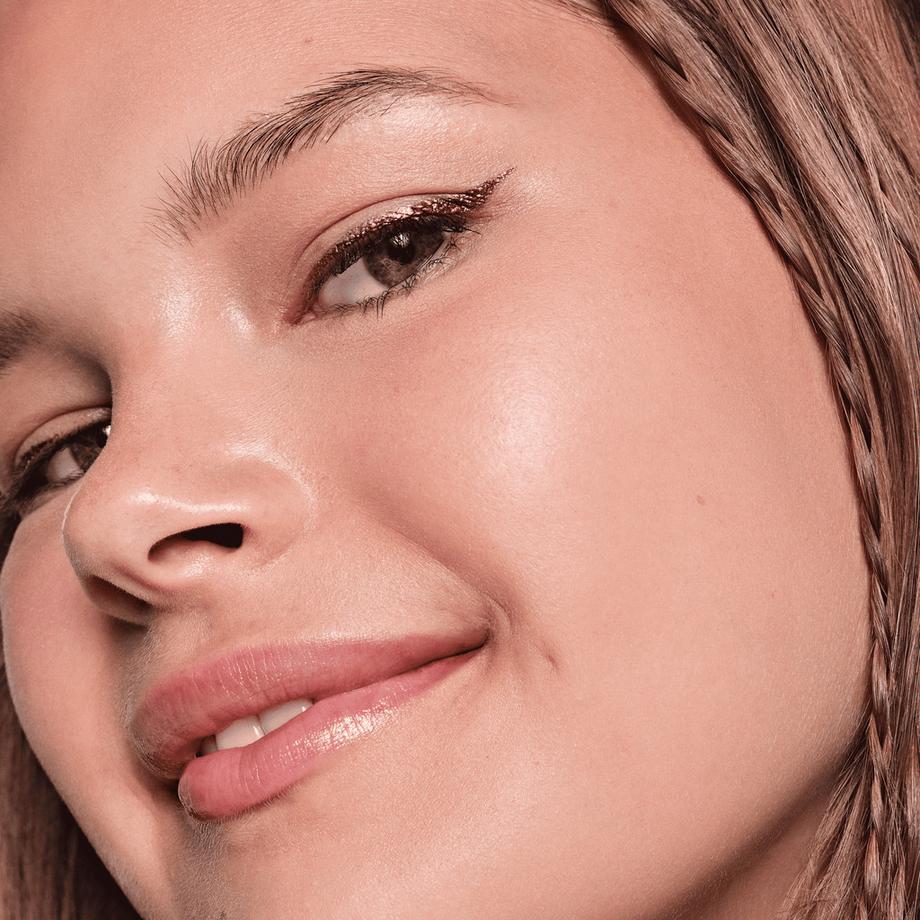 essence  COLOUR it! metallic liquid liner 