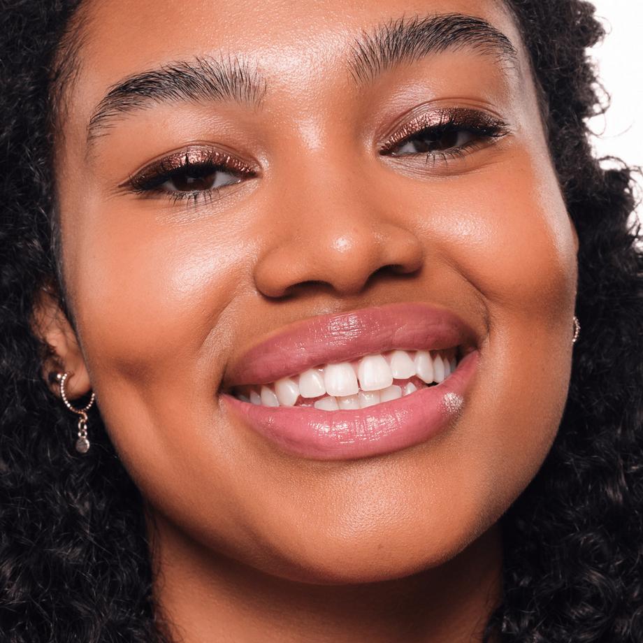 essence  COLOUR it! metallic liquid liner 