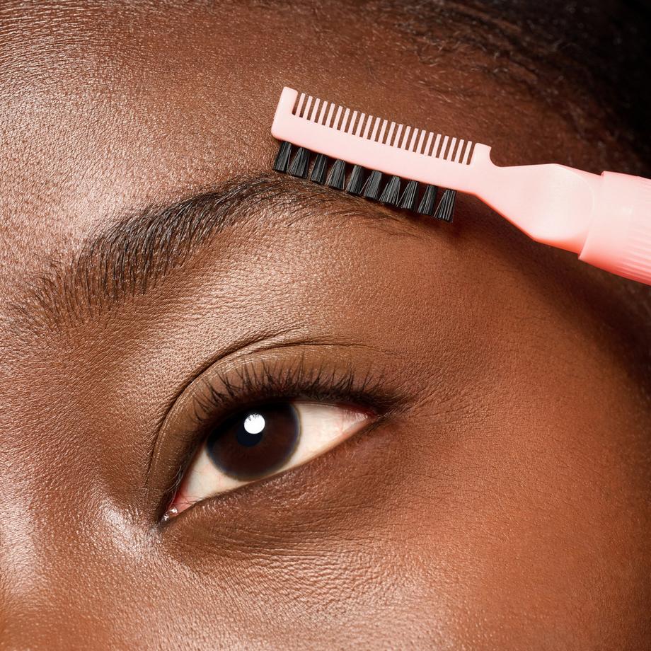 essence  colle sourcils effet liftant et fixant 