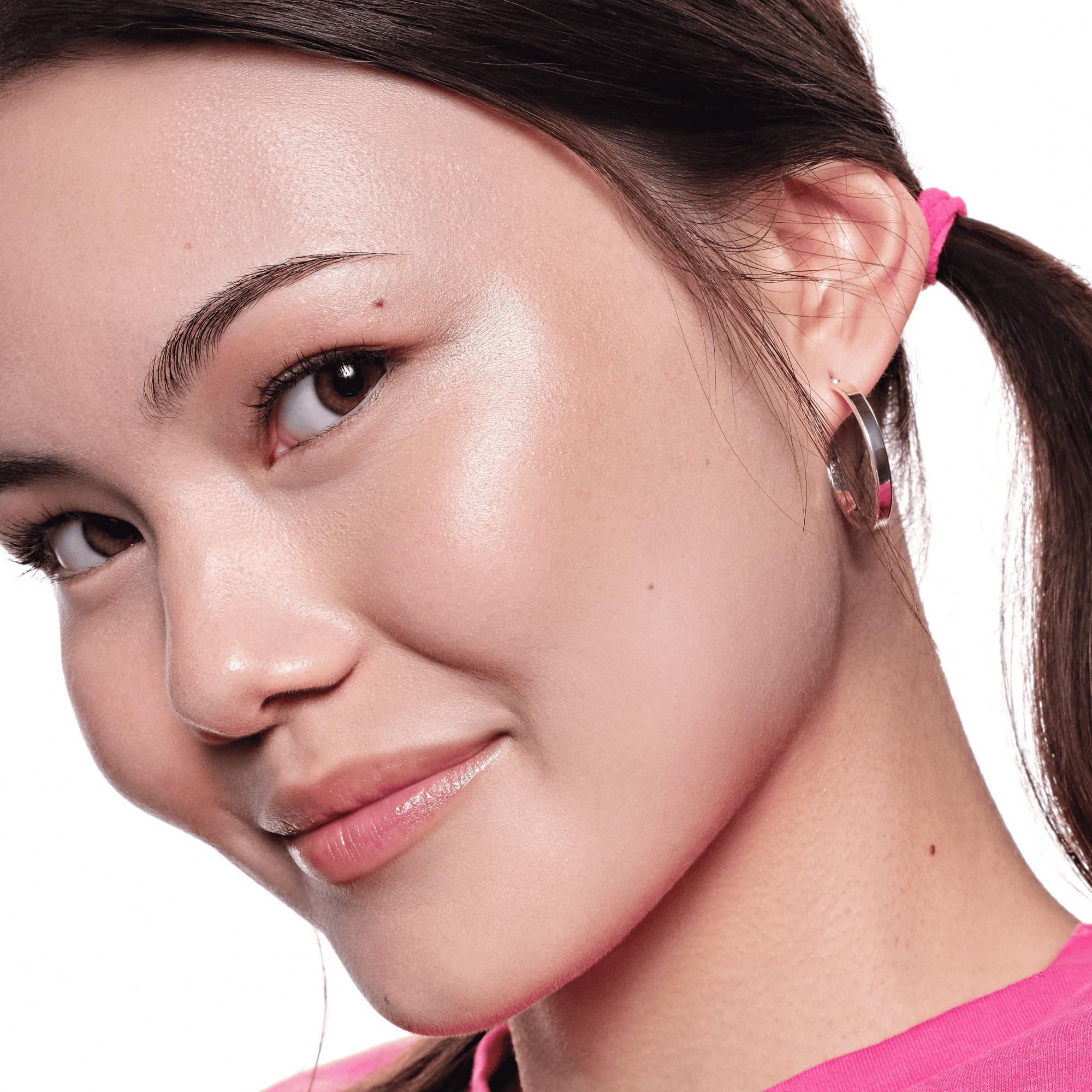 essence  soft TOUCH BOUNCY GLOW illuminateur 