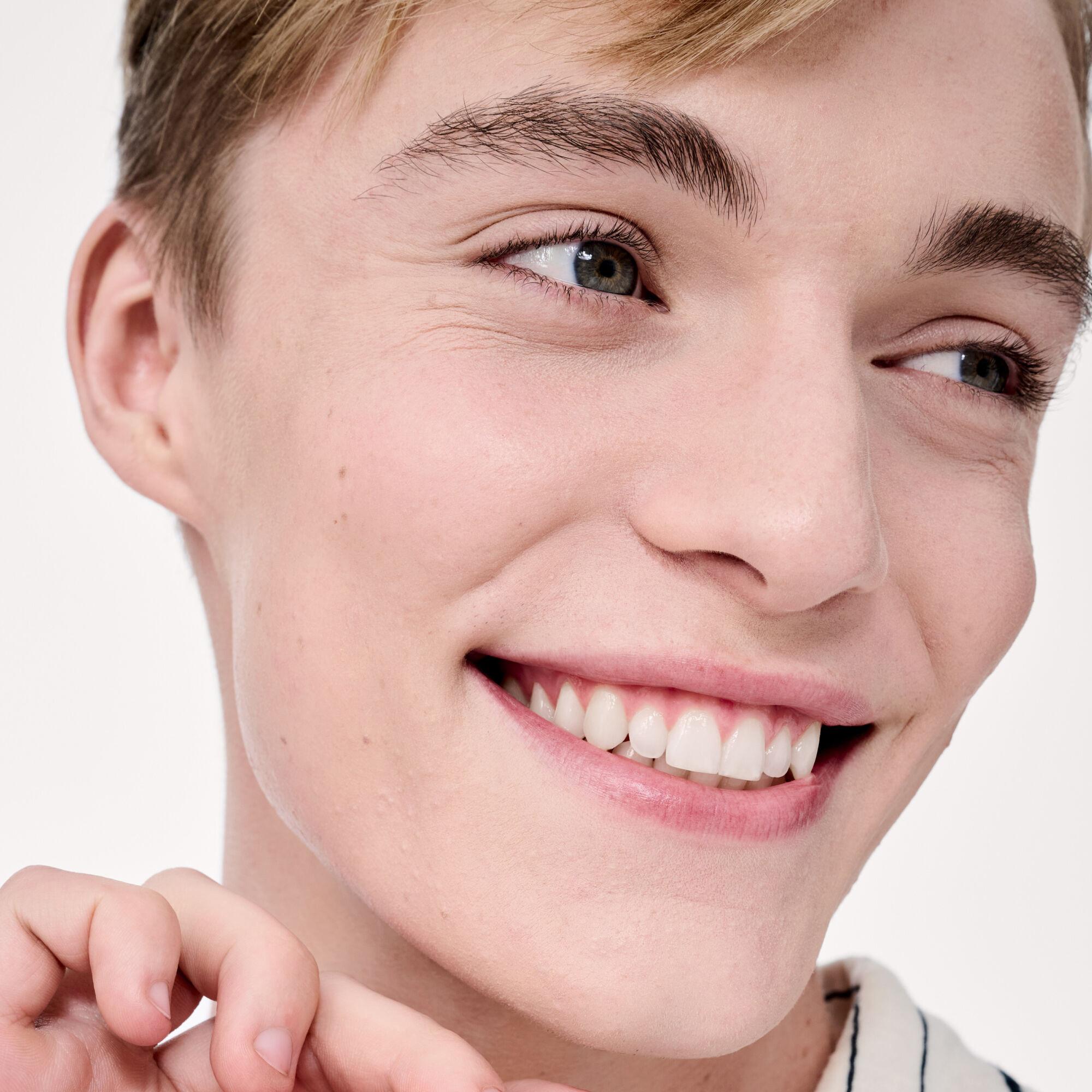 benefit  The POREfessional Foundation - glättende & porenverfeinernde Foundation 