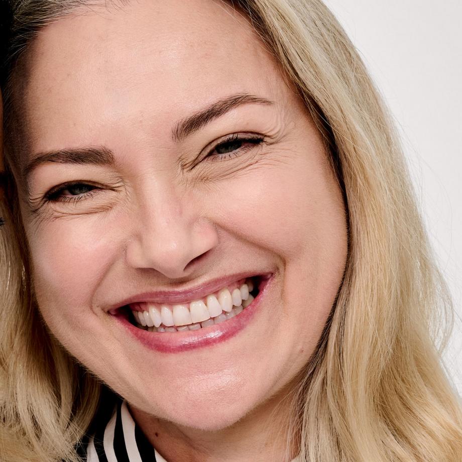 benefit  The POREfessional Foundation - glättende & porenverfeinernde Foundation 