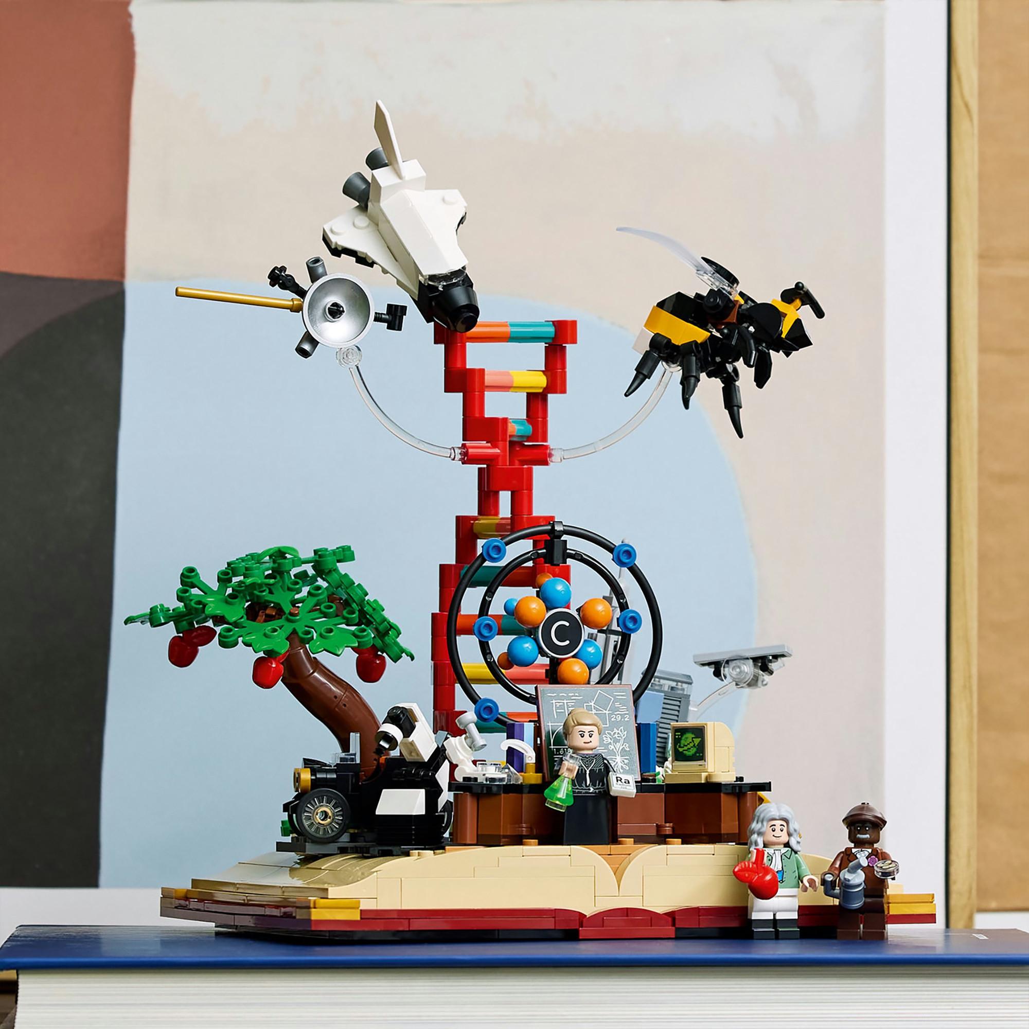 LEGO®  21355 L’evoluzione di STEM 