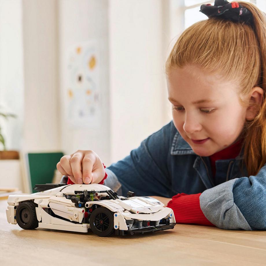 LEGO®  42184 Koenigsegg Jesko Absolut Supersportwagen in Weiss 