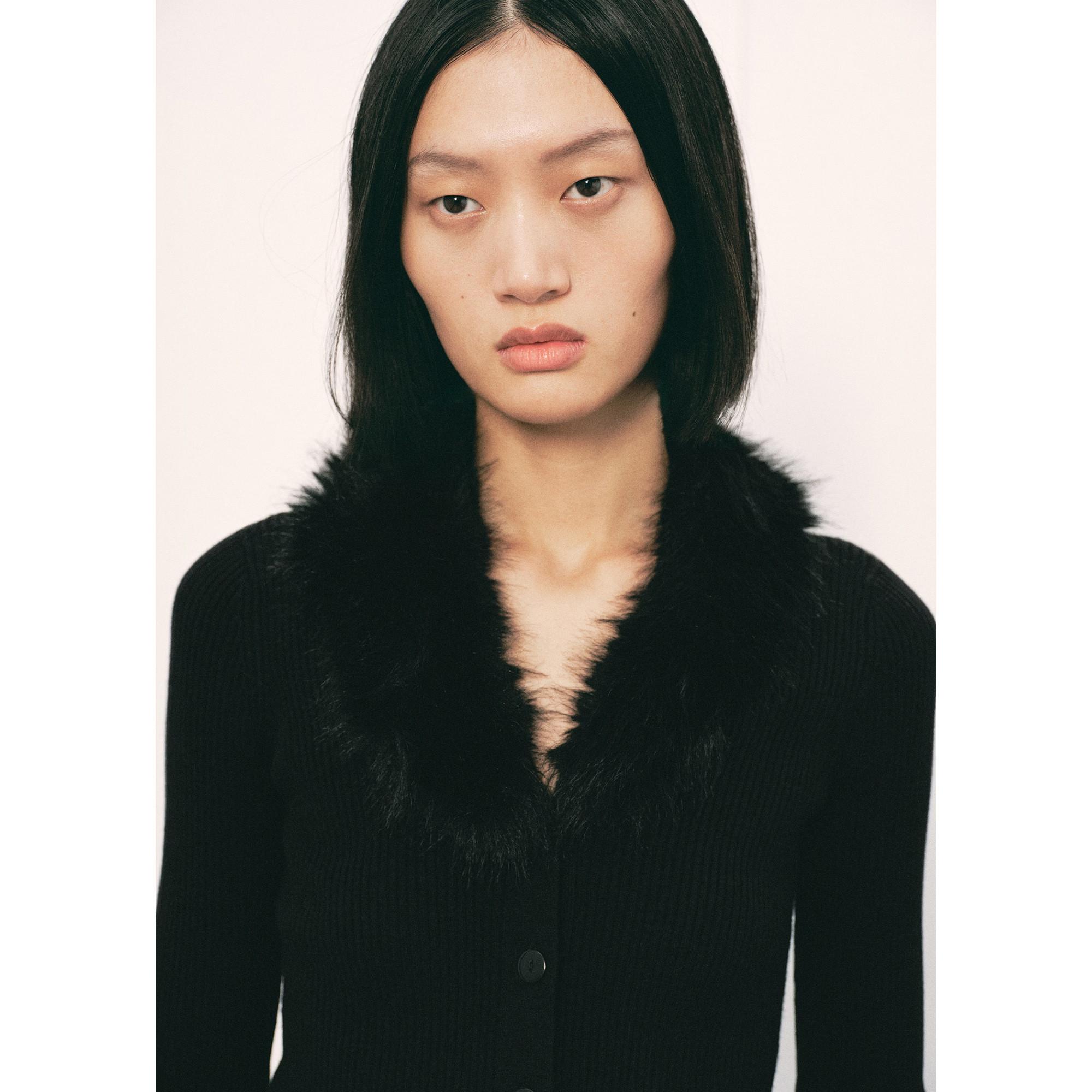 MANGO Maddie Cardigan mit Kunstfellkragen  