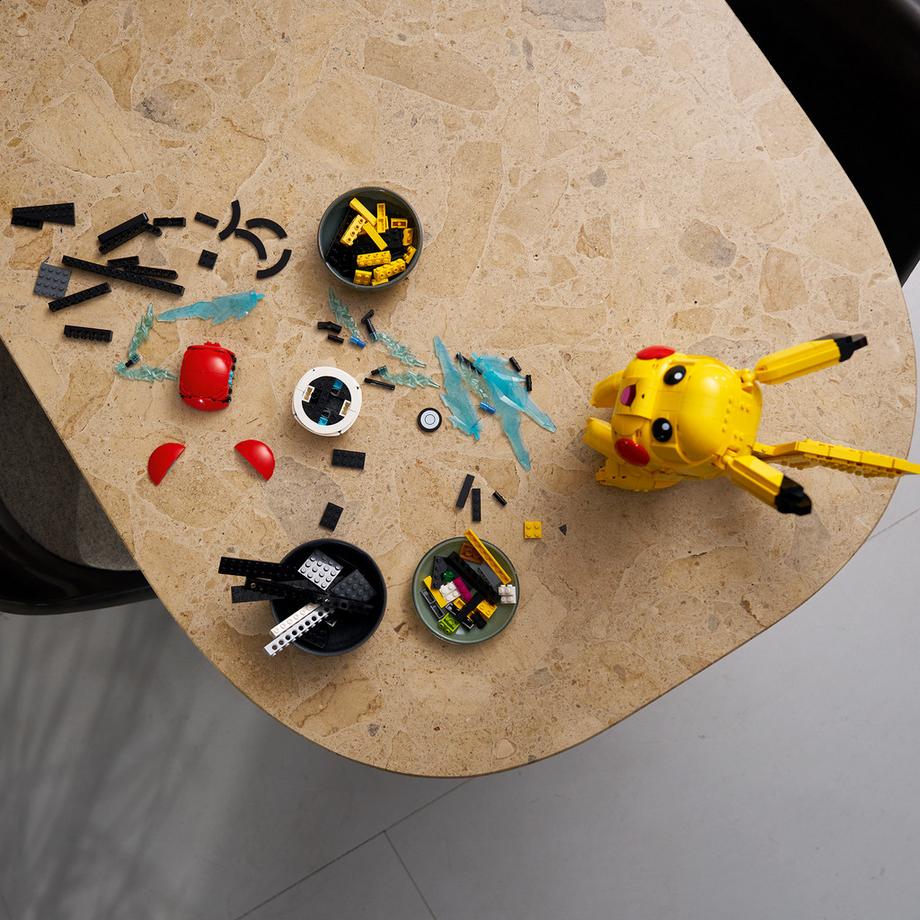 LEGO®  72152 Pikachu et Poké Ball 