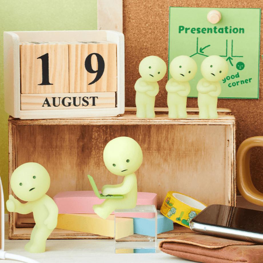 Smiski Beauty  Work Series Figure, Pack surprise 