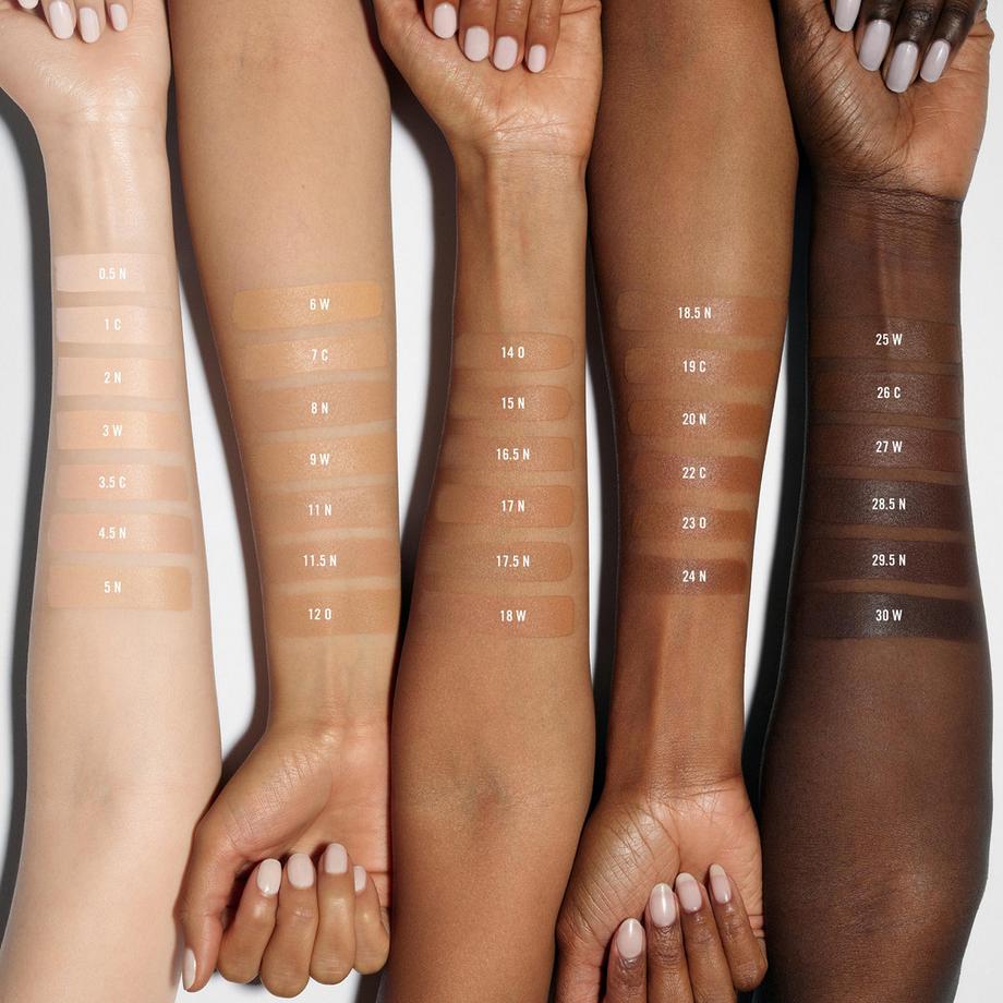 MAKEUP BY MARIO  SurrealSkin™ Natural Finish Foundation - Natürliche Flüssig-Foundation 
