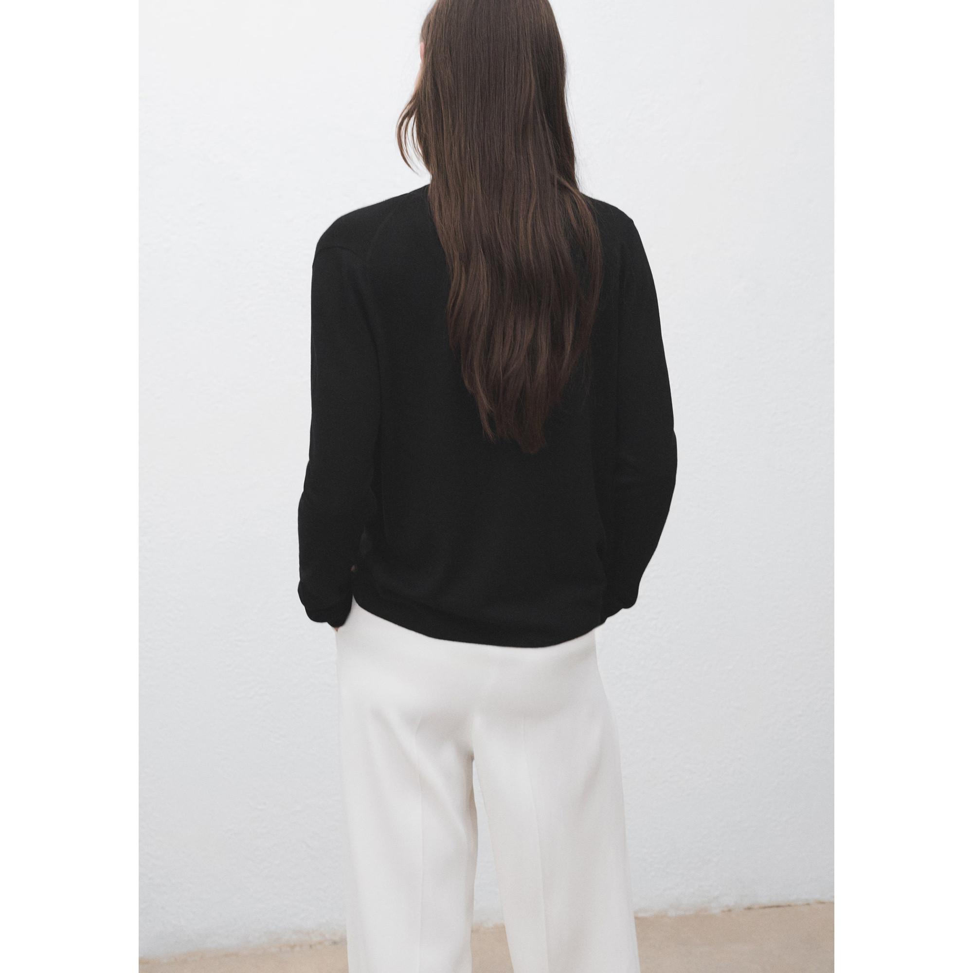 MANGO LUCCAV V-Ausschnitt Strickjacke mit Knöpfen  