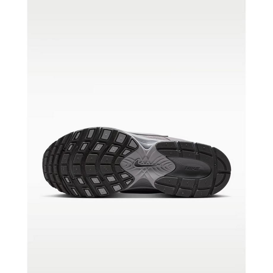 NIKE V5 RNR Low Top Sneakers  