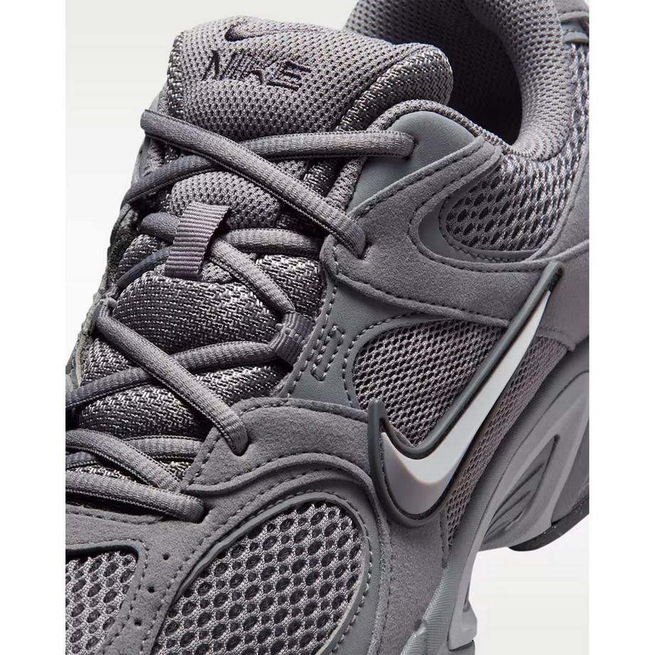 NIKE V5 RNR Low Top Sneakers  