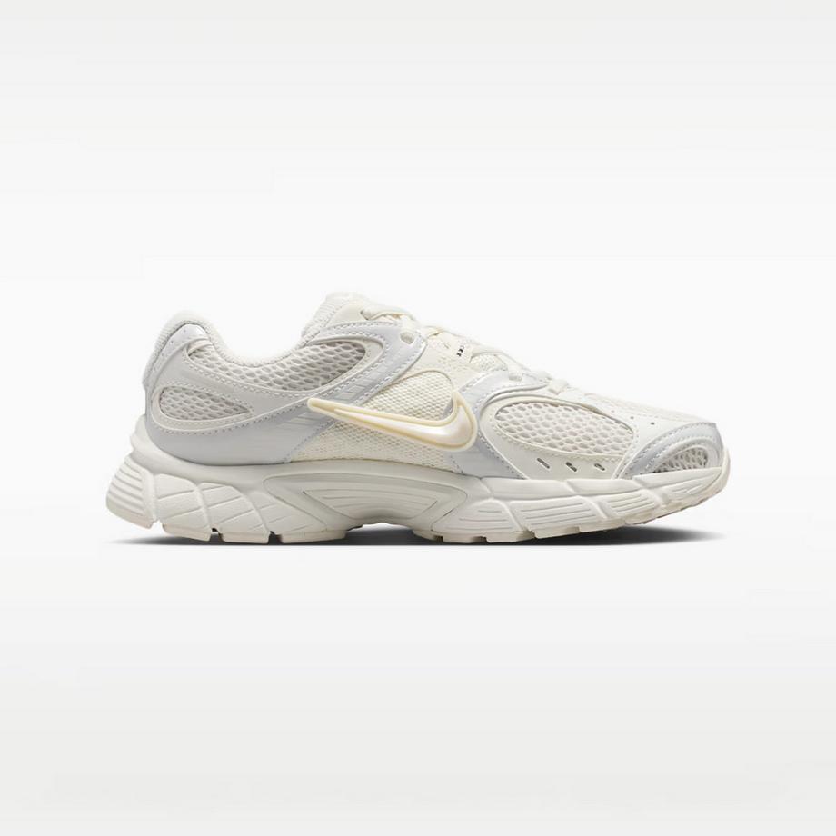 NIKE V5 RNR Low Top Sneakers  