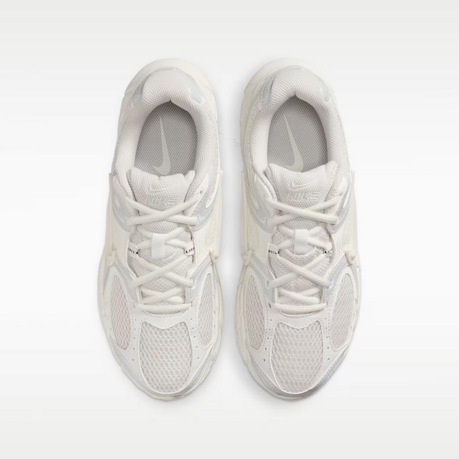 NIKE V5 RNR Low Top Sneakers  