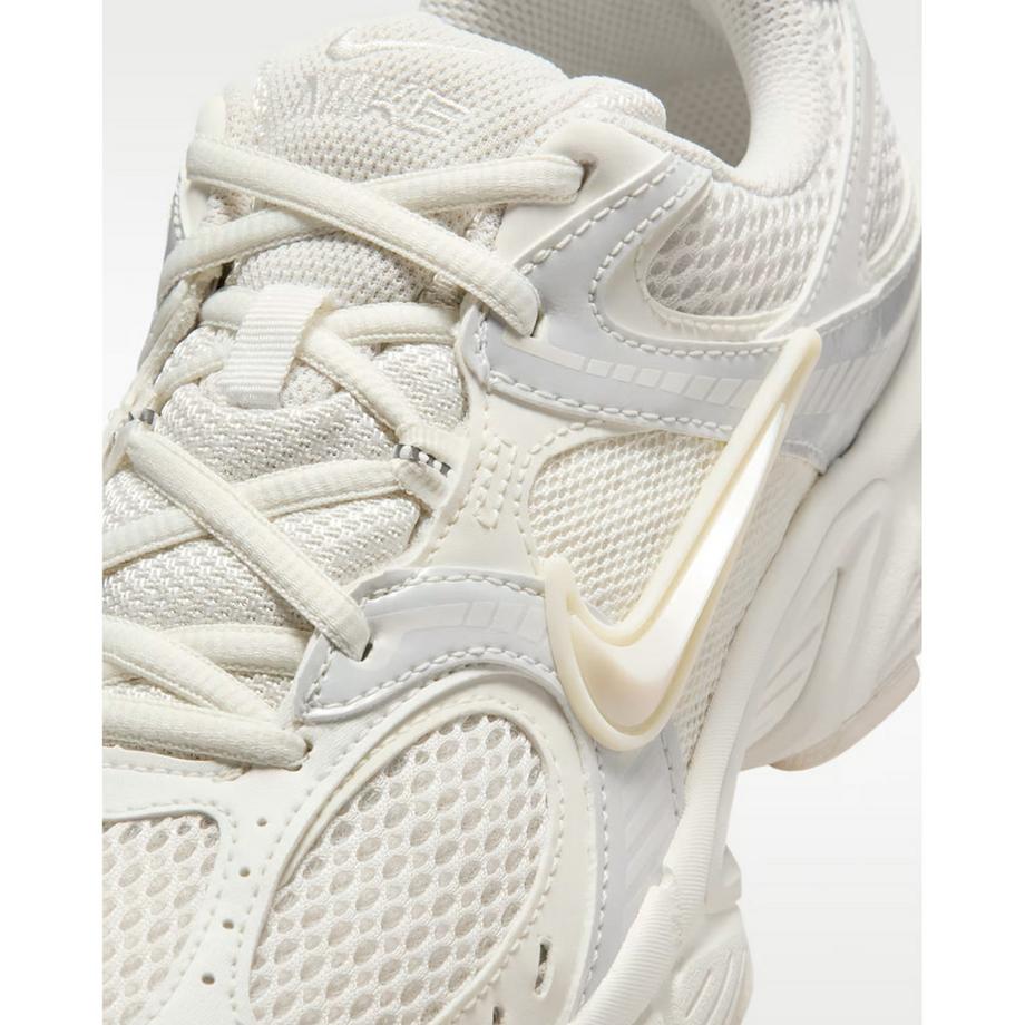 NIKE V5 RNR Low Top Sneakers  