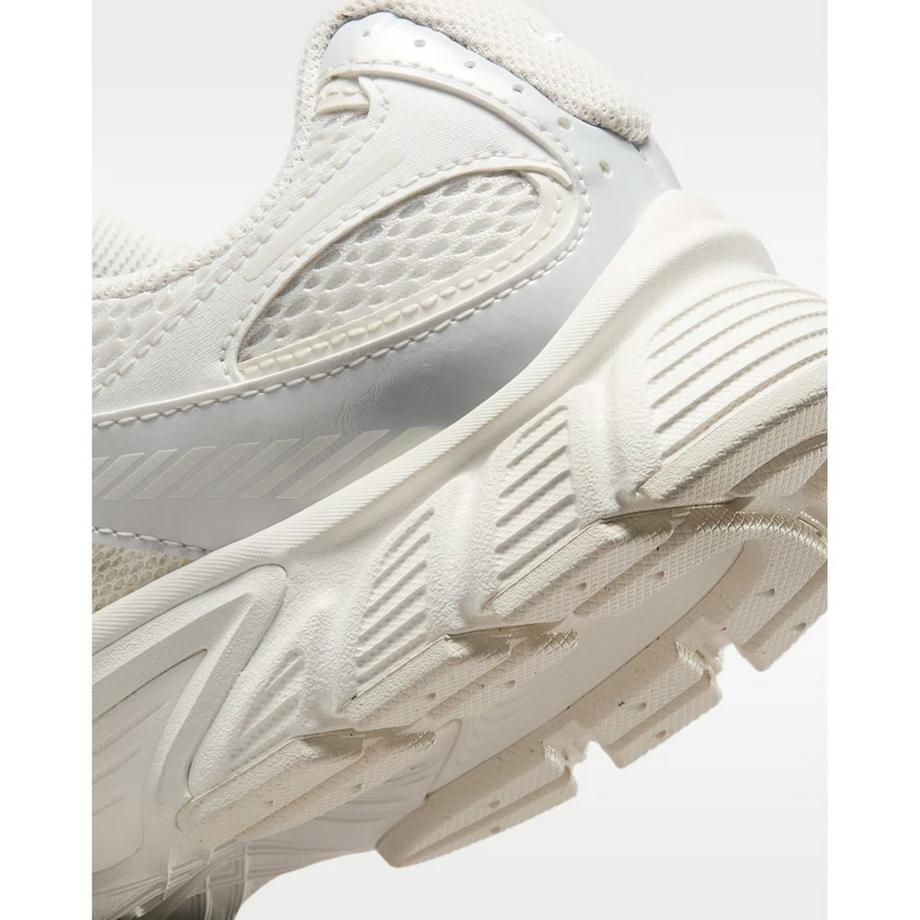 NIKE V5 RNR Low Top Sneakers  