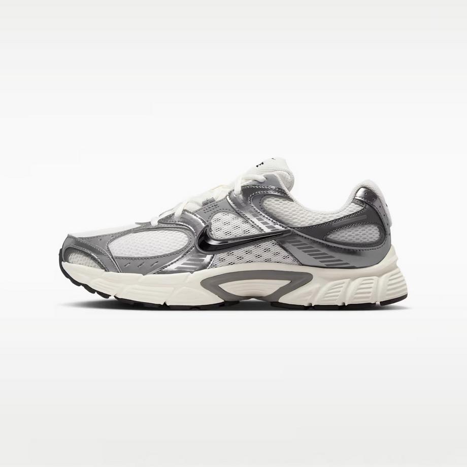 NIKE V5 RNR Low Top Sneakers  