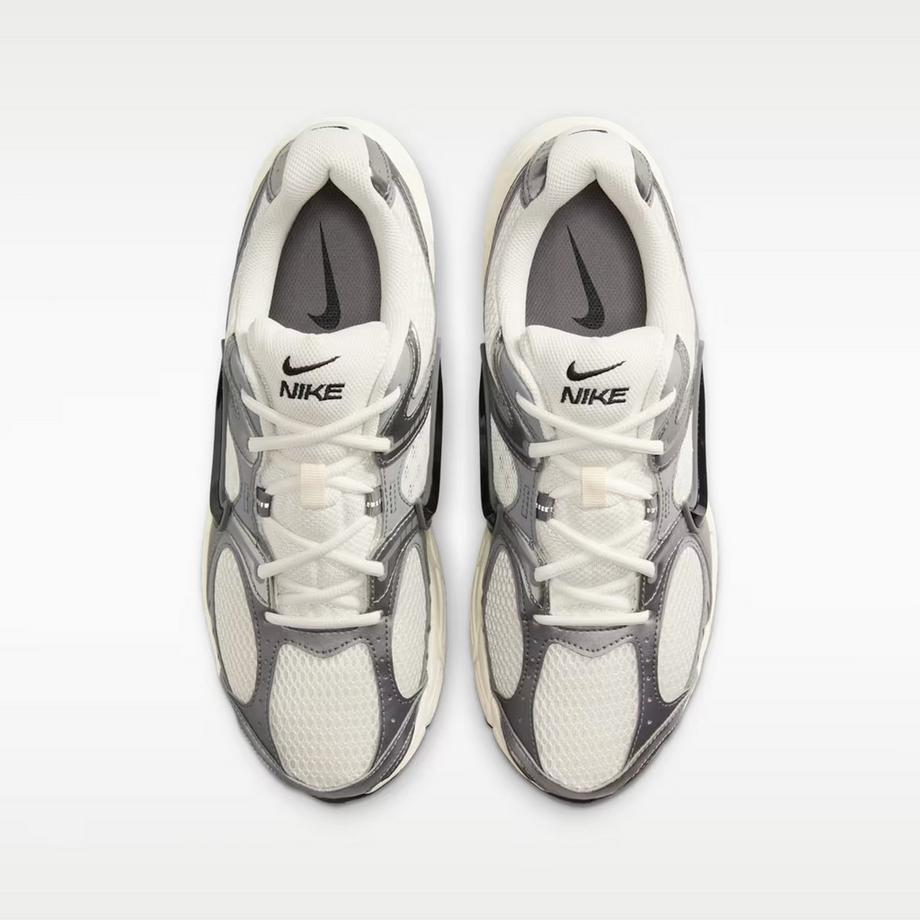 NIKE V5 RNR Low Top Sneakers  