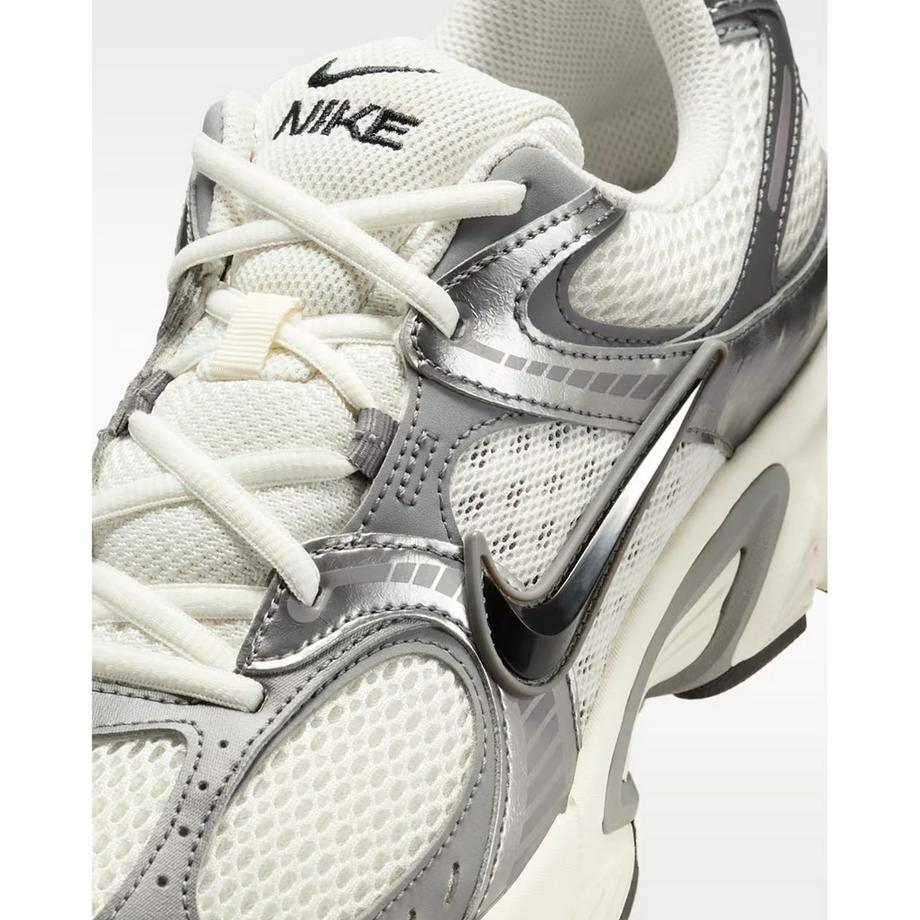 NIKE V5 RNR Low Top Sneakers  