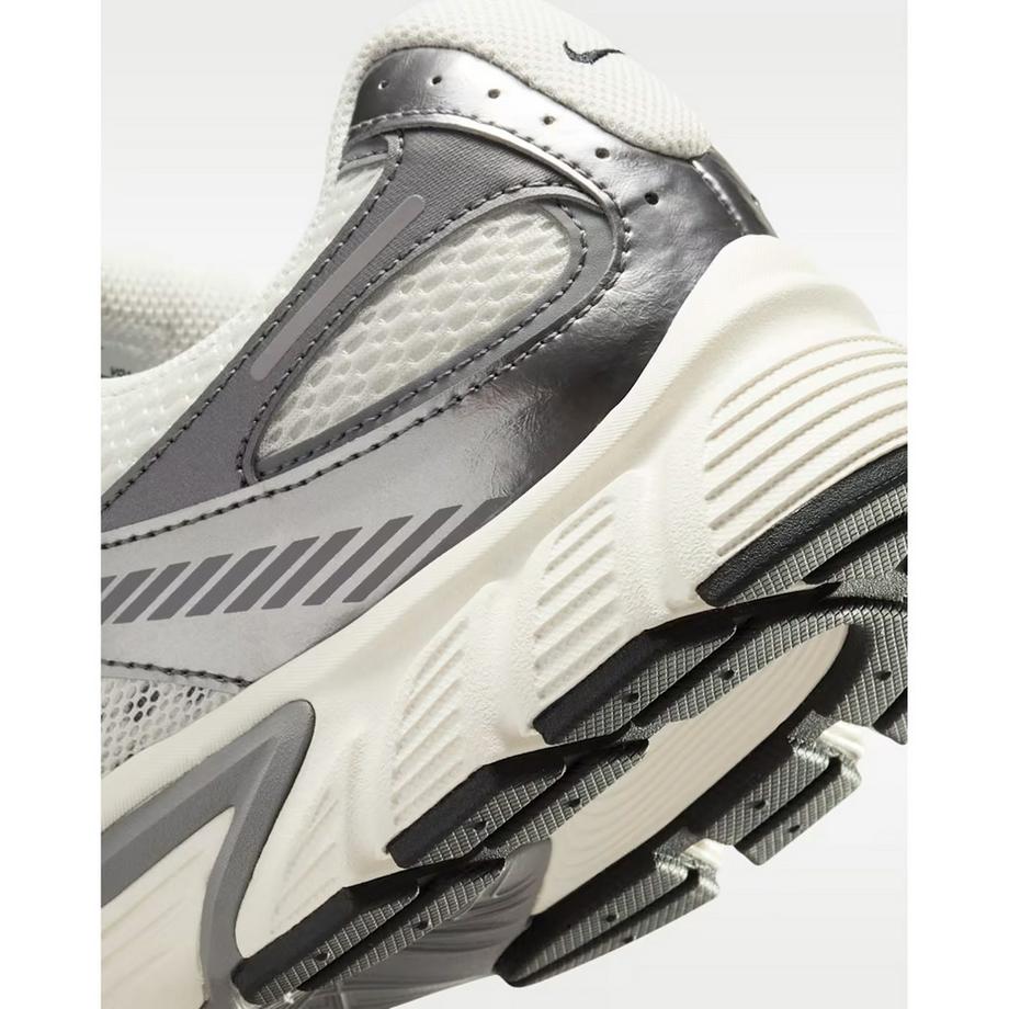 NIKE V5 RNR Low Top Sneakers  