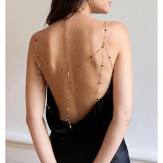 La Petite Etoile Top en satin col V avec détail chaîne au dos  