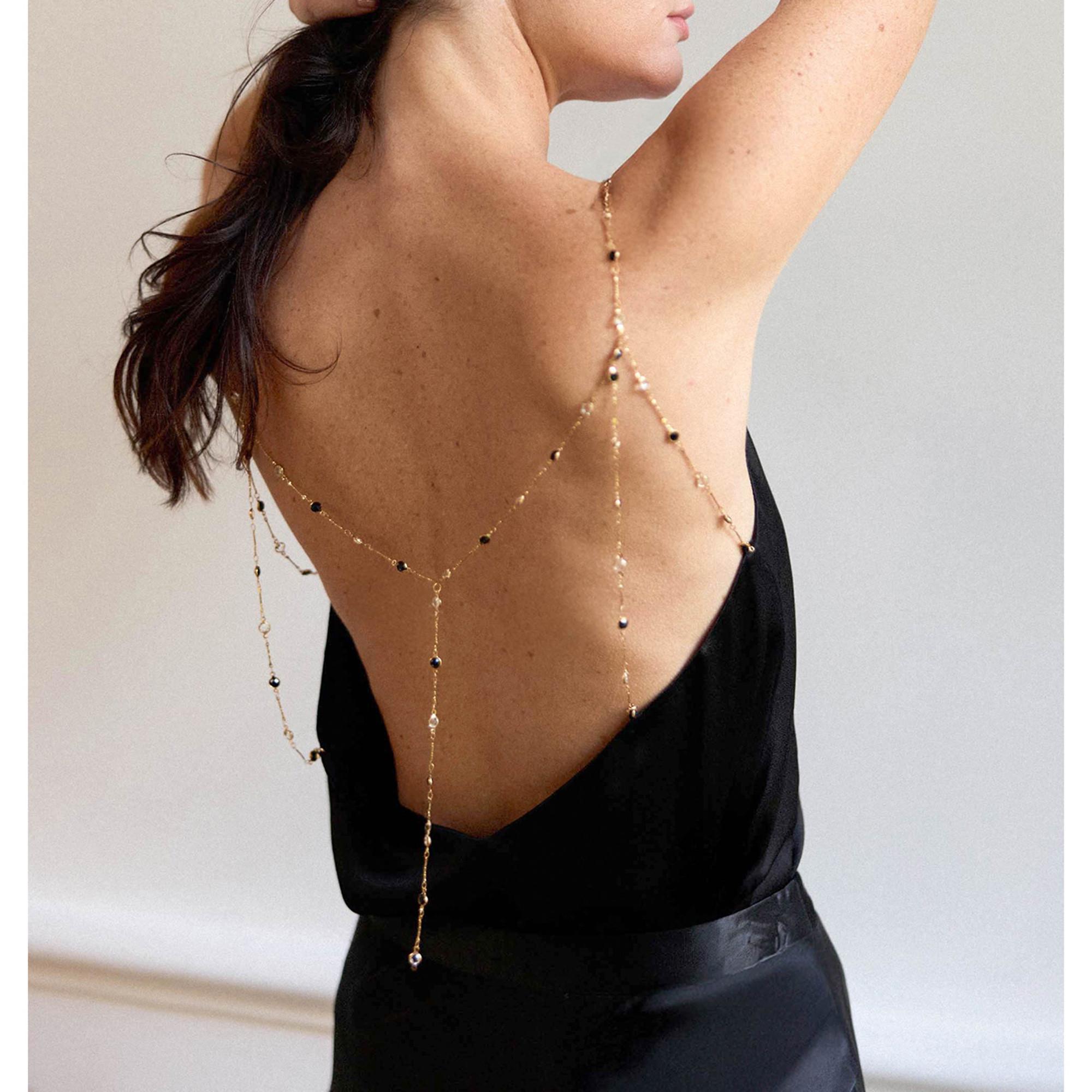 La Petite Etoile Top en satin col V avec détail chaîne au dos  