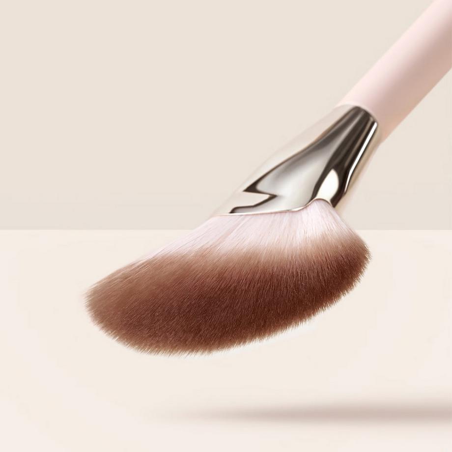 RARE BEAUTY  Warm Wishes Angled Powder Brush - Abgeschrägter Puderpinsel 