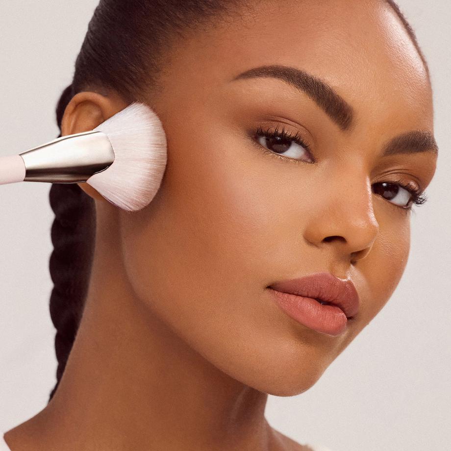 RARE BEAUTY  Warm Wishes Angled Powder Brush - Abgeschrägter Puderpinsel 