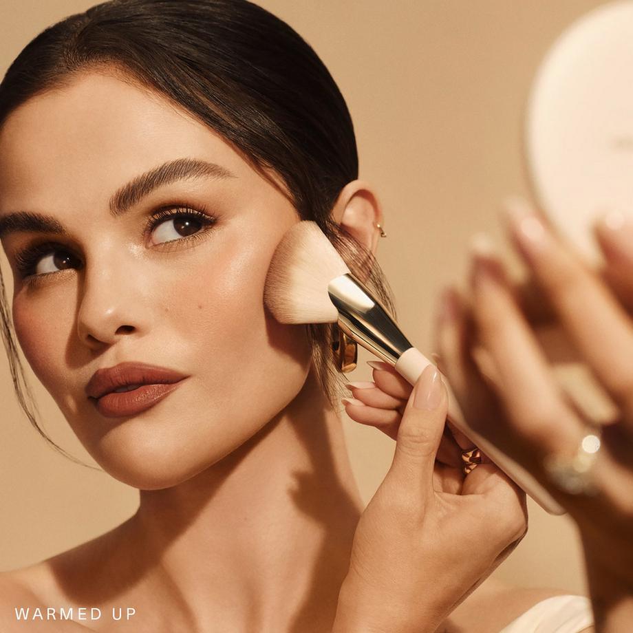 RARE BEAUTY  Warm Wishes Angled Powder Brush - Abgeschrägter Puderpinsel 