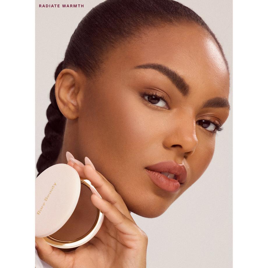 RARE BEAUTY  Warm Wishes Soft Matte Powder Bronzer - Poudre bronzante mate douce 