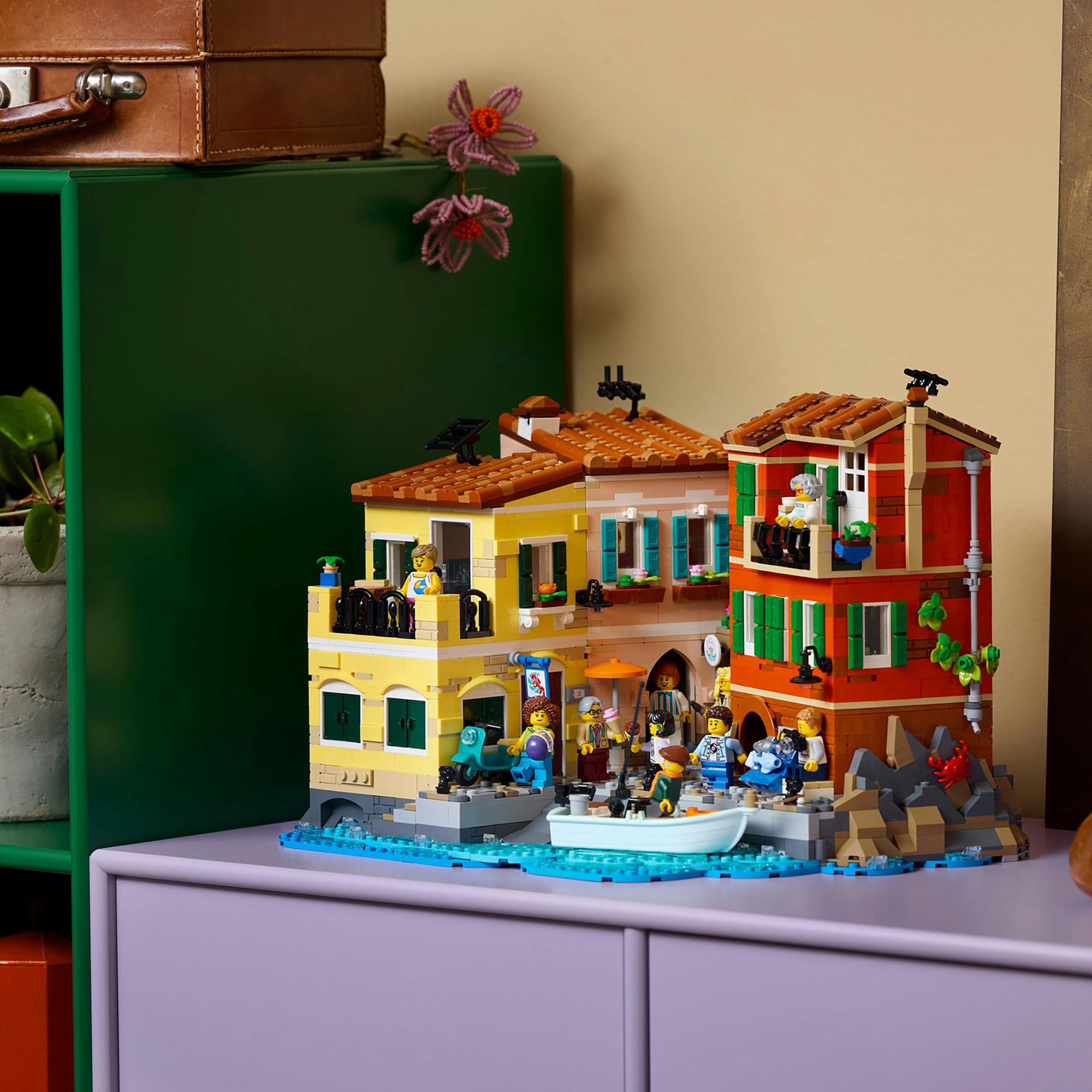 LEGO®  21359 Riviera italiana 