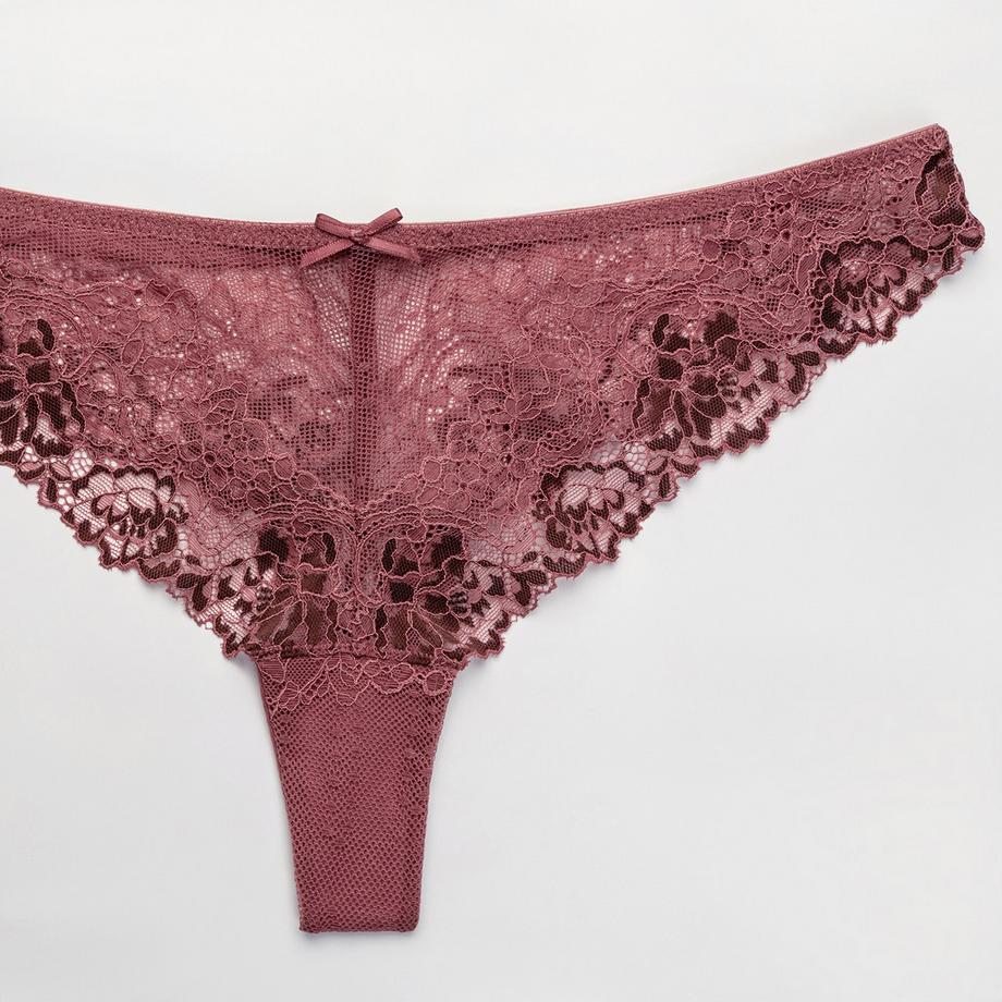 Manor Woman  String 