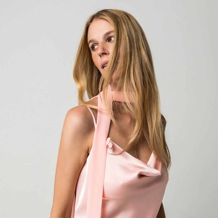 Gina Tricot Abito lungo in raso con scollo a choker  