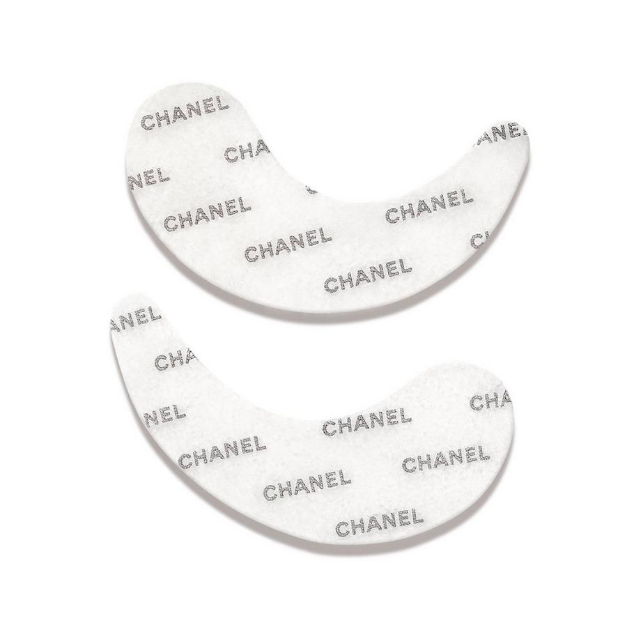 GLÄTTET – FESTIGT – STRAFFUNGSEFFEKT