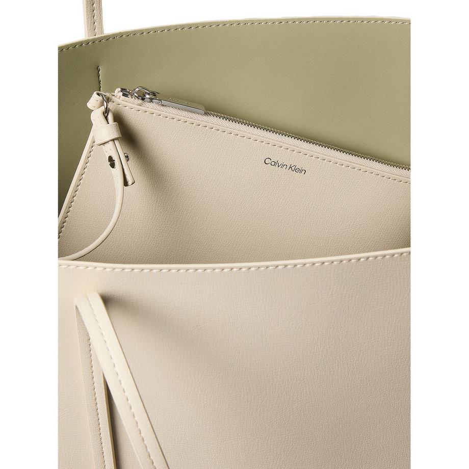 Calvin Klein Embossed Logo Shopper mit abnehmbarer Tasche  