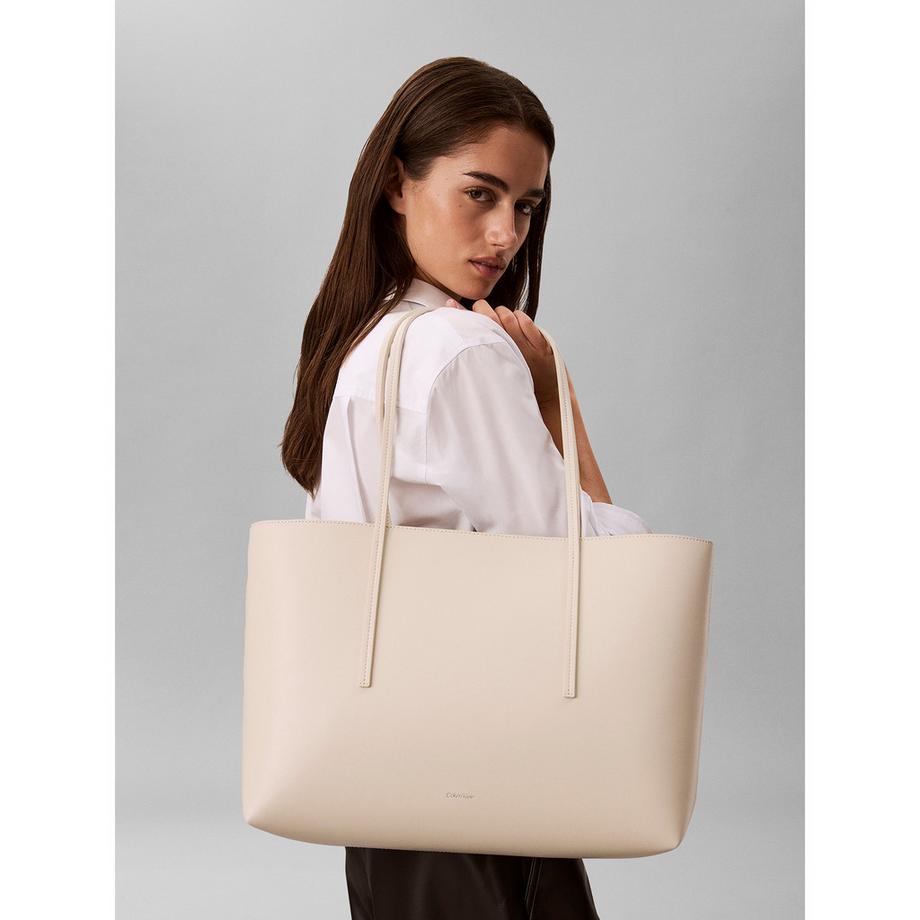 Calvin Klein Embossed Logo Shopper mit abnehmbarer Tasche  