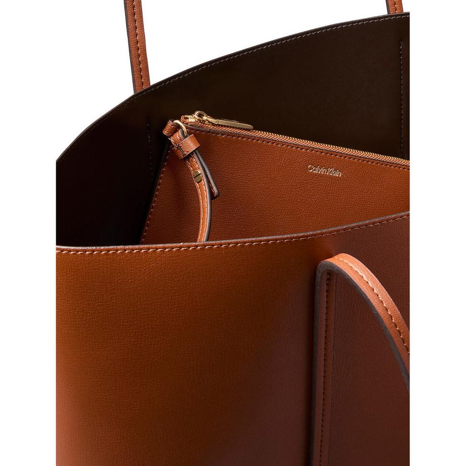 Calvin Klein Embossed Logo Shopper mit abnehmbarer Tasche  