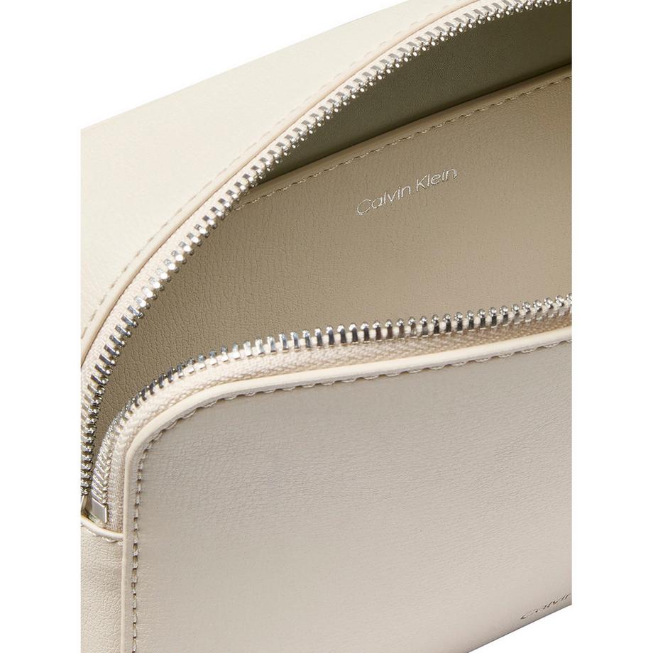 Calvin Klein Embossed Logo Borsa a tracolla  