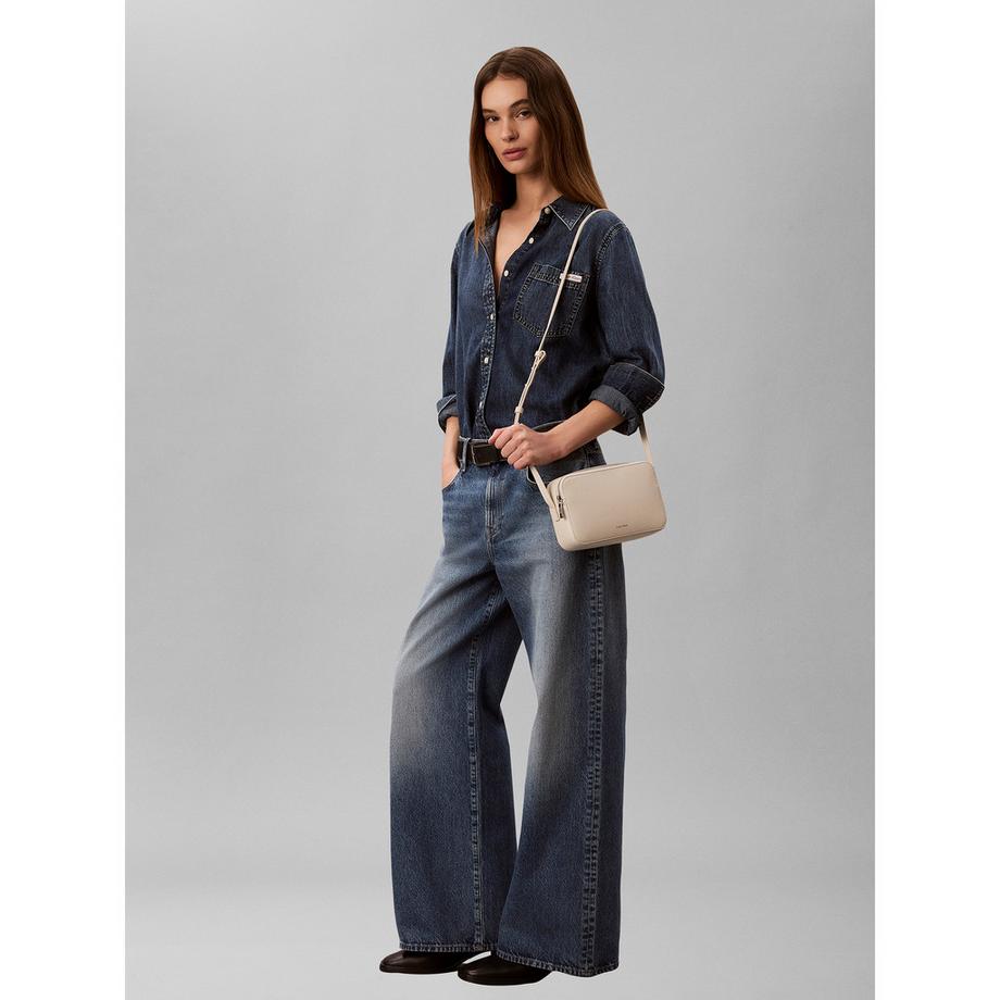 Calvin Klein Embossed Logo Borsa a tracolla  