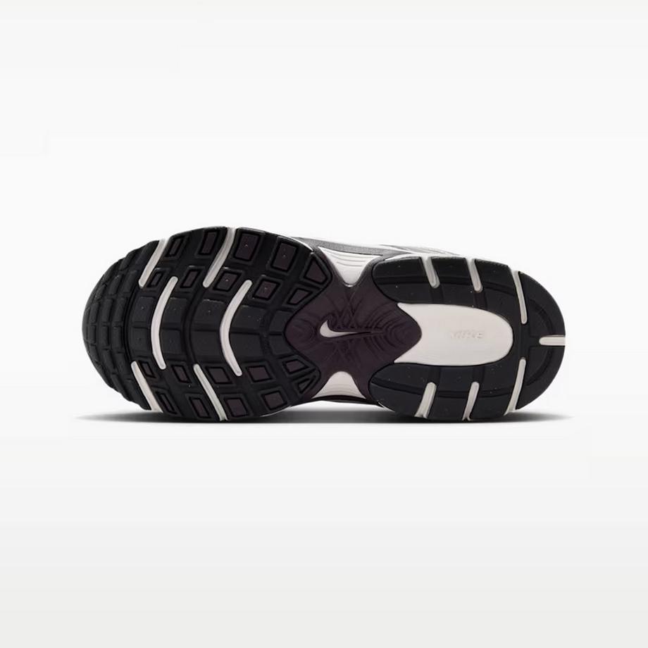 NIKE Low Top Sneakers  