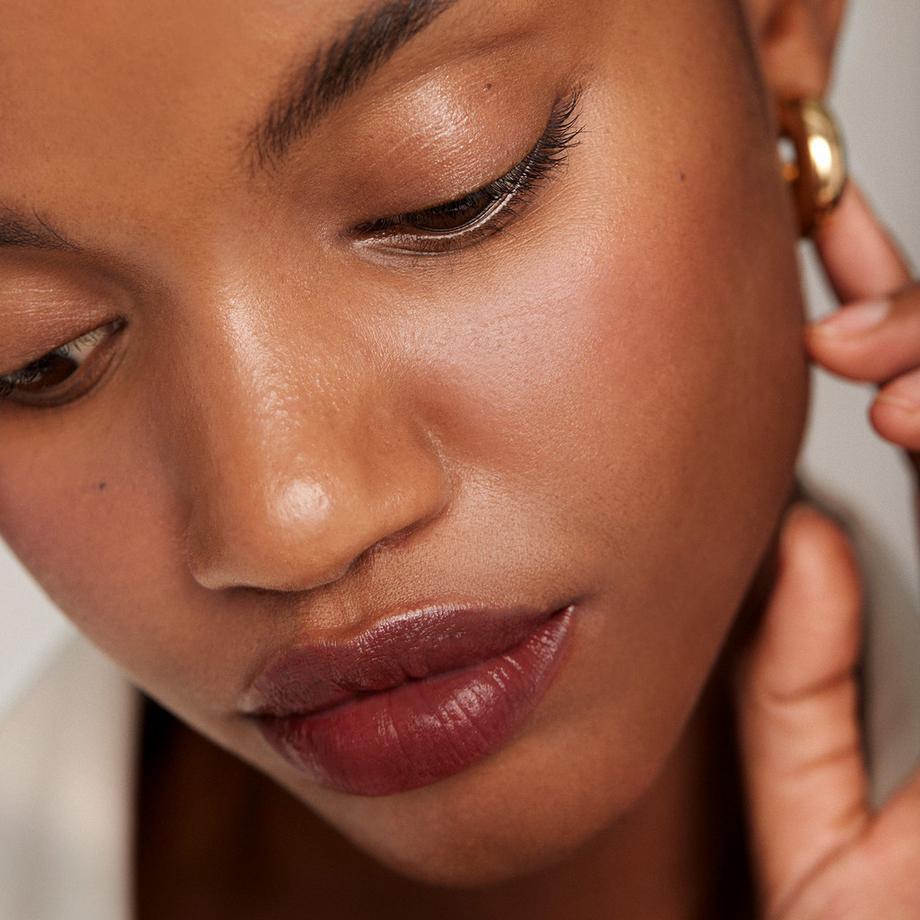 Merit Beauty  Signature Lip Satin - Rossetto satinato leggero  