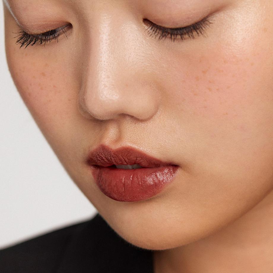 Merit Beauty  Signature Lip Satin - Rossetto satinato leggero  