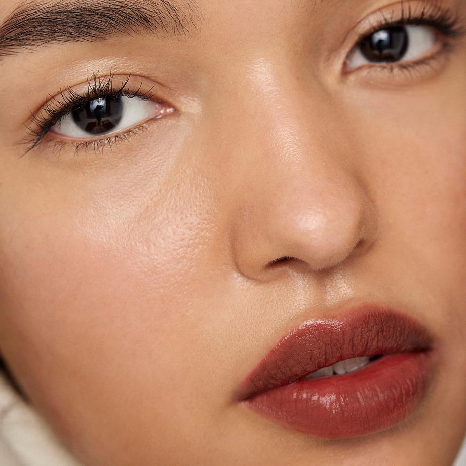 Merit Beauty  Signature Lip Satin - Rossetto satinato leggero  