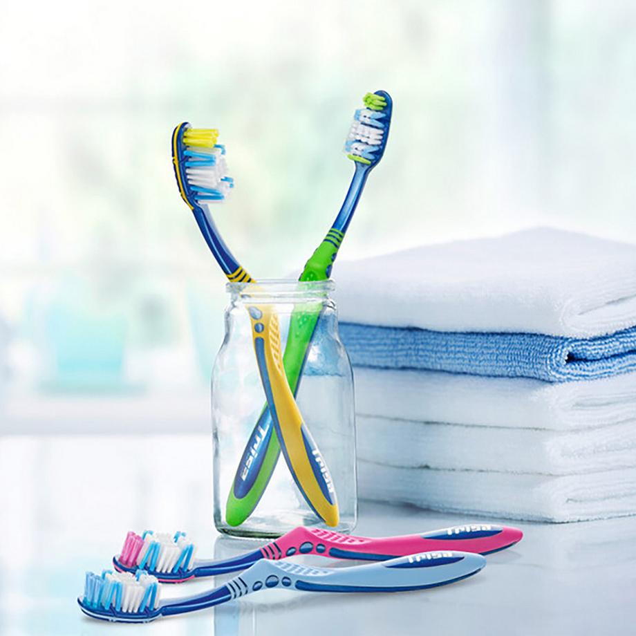 Trisa Brosse à dents Flexible Head Hard, assortiment aléatoire  