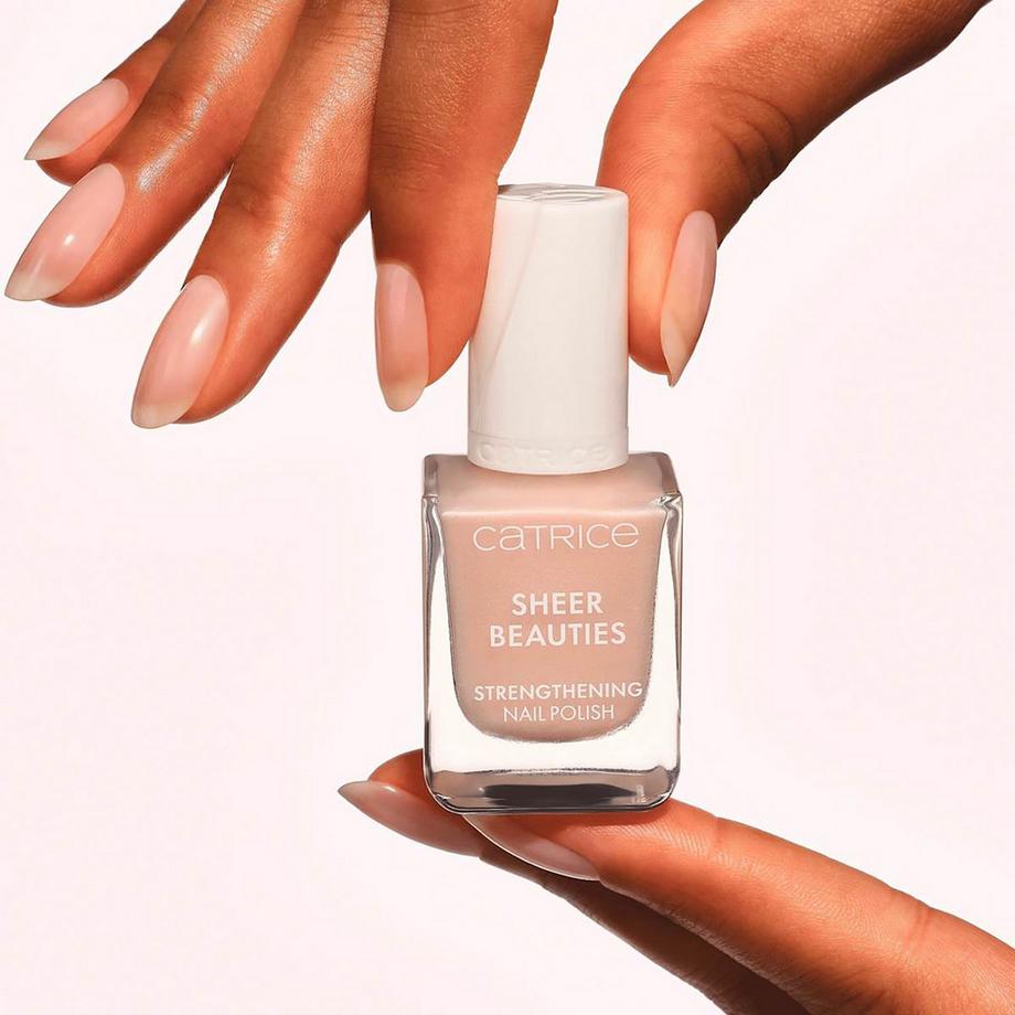 CATRICE  Smalto rinforzante Sheer Beauties Strengthening Nail Polish. 