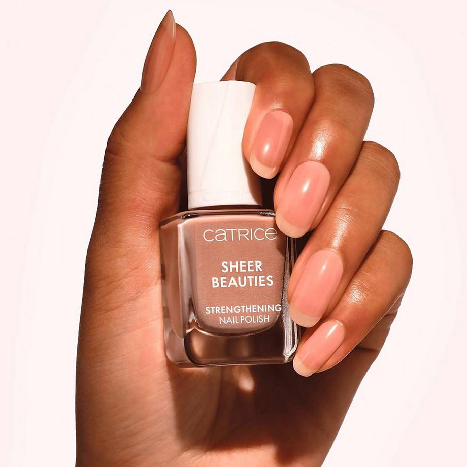 CATRICE  Smalto rinforzante Sheer Beauties Strengthening Nail Polish. 