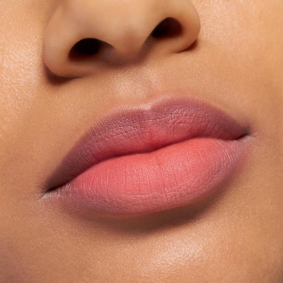 essence  BLUR soufflé matte lip cream rouge à lèvres 