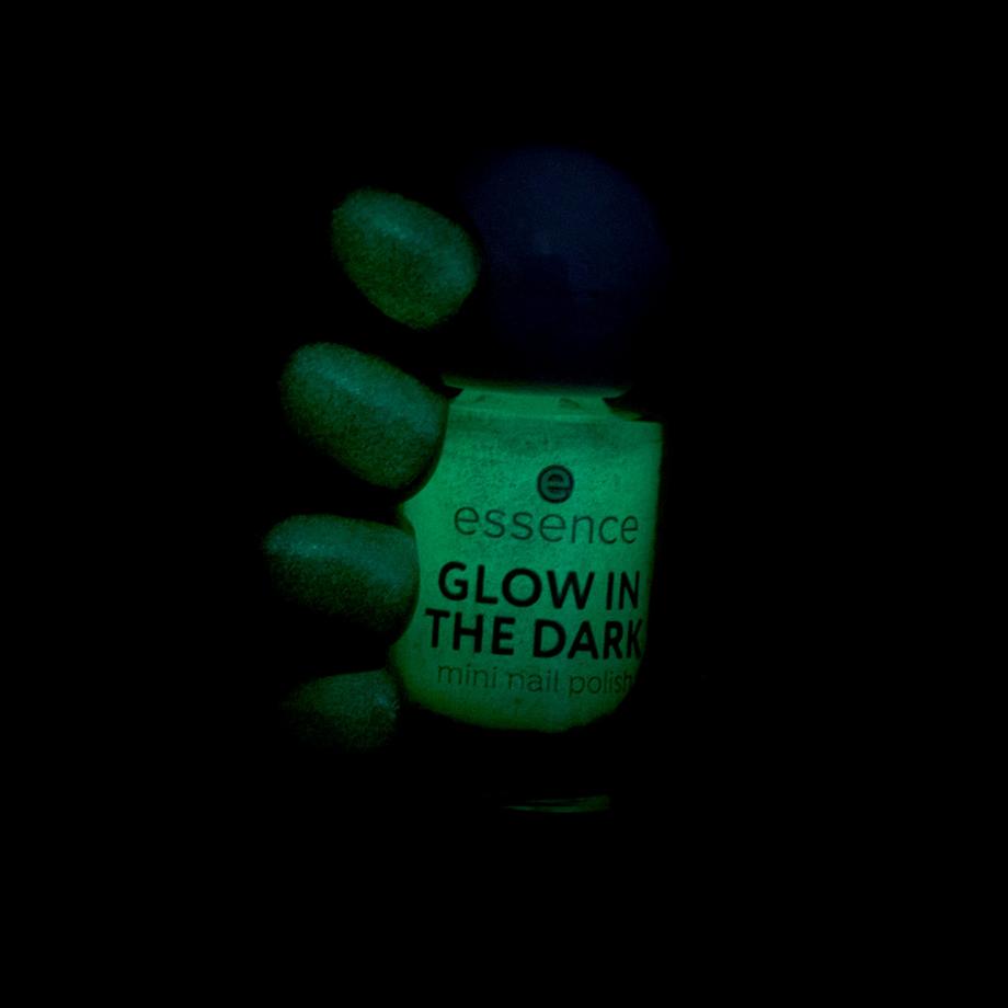 essence  GLOW IN THE DARK mini nail polish mini vernis à ongles 