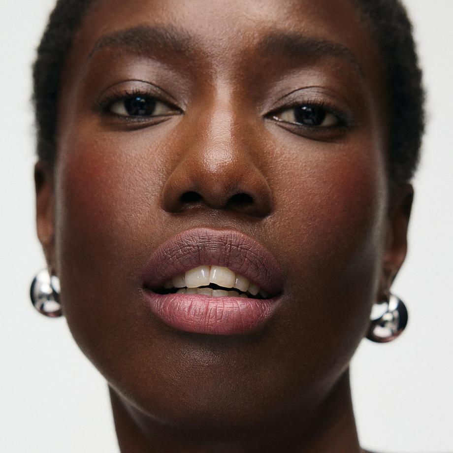 Merit Beauty  Signature Lip Blush - Rouge À Lèvres Mat Modulable 