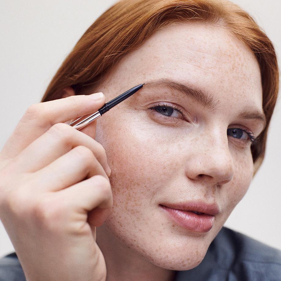 Merit Beauty  Brow 1990 - Crayon Gel Effet Naturel 